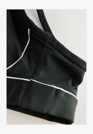 Juodas sportinis liemenukas, pagamintas iš lygaus audinio, su baltais siuvinėjimo akcentais, struktūrizuotu kraštu ir reguliuojamomis petnešomis palaikymui.