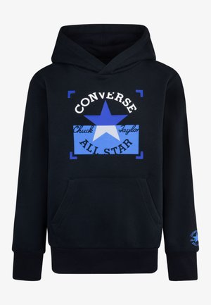 Felpa nera con grafica blu che presenta una stella e il testo "Converse Chuck Taylor All Star." Include una tasca frontale e polsini a coste.