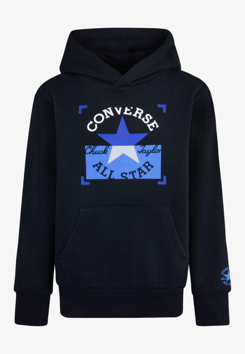 Felpa nera con grafica blu che presenta una stella e il testo "Converse Chuck Taylor All Star." Include una tasca frontale e polsini a coste.