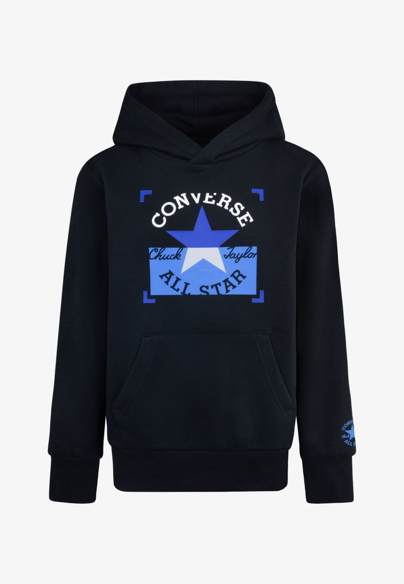 Felpa nera con grafica blu che presenta una stella e il testo "Converse Chuck Taylor All Star." Include una tasca frontale e polsini a coste.