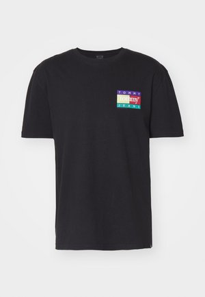 Schwarzes Baumwoll-T-Shirt mit einem mehrfarbigen Logo-Patch, auf dem "TOMMY" und "JEANS" steht. Klassisches Rundhalsdesign, mit kurzen Ärmeln.