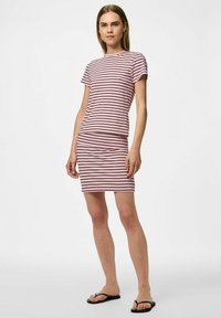 Robe à manches courtes rayée en rose et noir, coupe ajustée, tissu doux, longueur genoux, avec un col rond et des accents minimes.