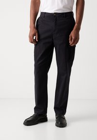 Pantalones de carga azul marino con un diseño de pierna recta, fabricados en tela de algodón, con bolsillos laterales y cierre con botón en la parte delantera.