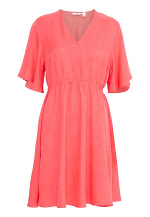 Korala roza haljina s V-izrezom, kratkim lepršavim rukavima i elastičnim pojasom. Napravljena od teksturiranog materijala s lepršavim siluetom.