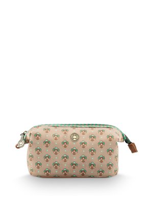 Rechthoekige beige stoffen etui met blauw en bruin bloemenpatroon, ritssluiting en een rond metalen logo-embleem in het midden.