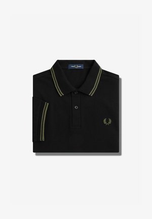 Polo negro con doble raya verde oliva en el cuello y las mangas, tapeta de botones y pequeño logotipo de corona de laurel en el pecho.