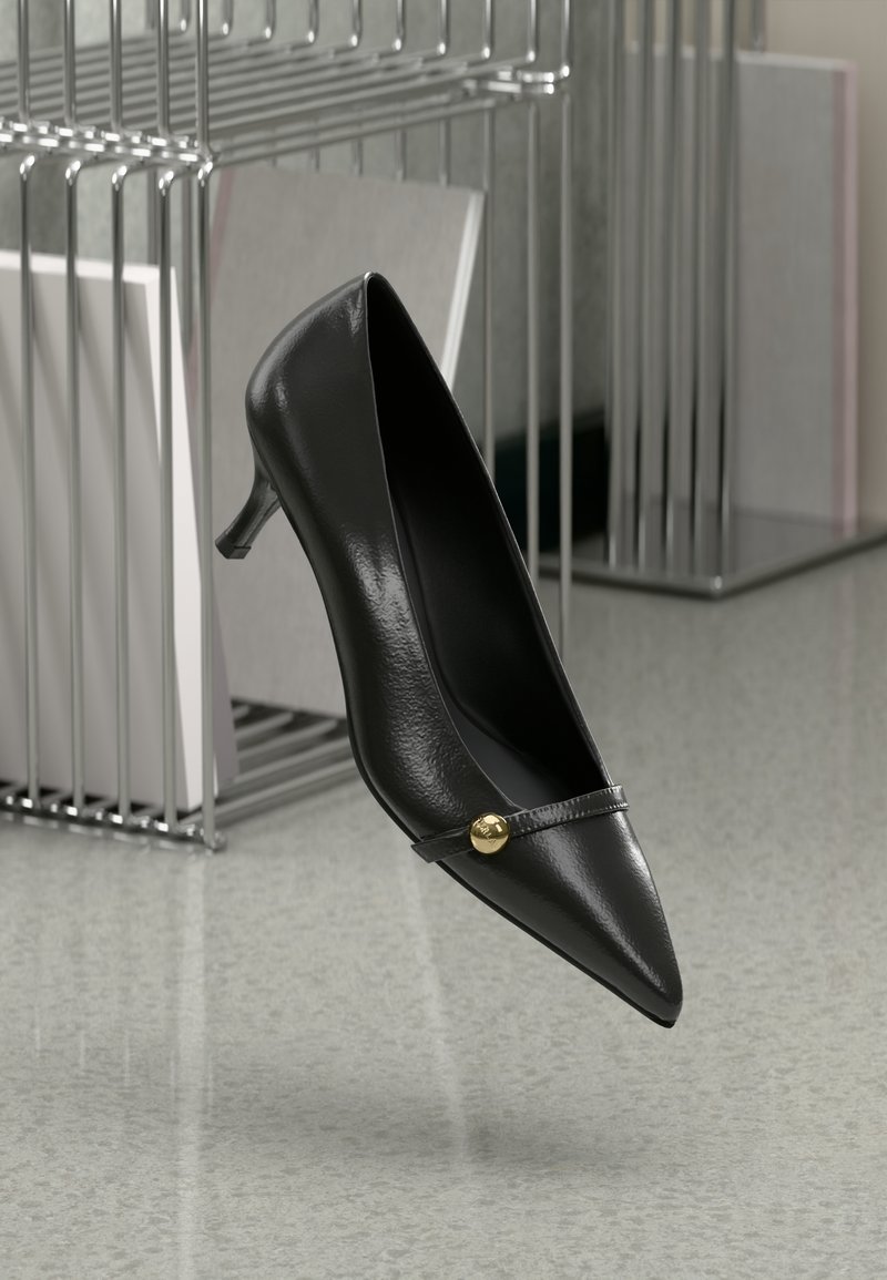 Must musta kõrge kontsaga king, millel on teravatipp, õhuke rihm ja kuldne aksessuaar. Läikiv viimistlus, õrn konts ja stiilne disain.