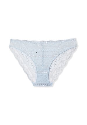 String en dentelle bleu clair avec des bords festonnés, des motifs floraux intriqués et un tissu semi-transparent. Présente des accents délicats de brillance.