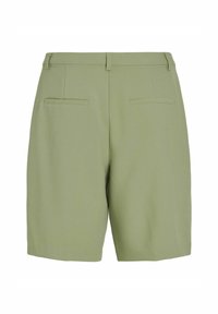 Bermudas de color verde claro, ajustadas y con una textura suave. Presentan dos bolsillos traseros, una cinturilla y un corte recto.