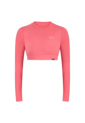 Crop top à manches longues en rose vif, fabriqué en tissu lisse et extensible. Il présente un col rond et un logo subtil sur la poitrine.