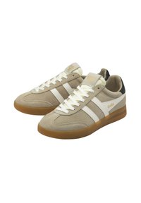 Sneakers in camoscio beige con righe bianche, lacci bianchi e suola in gomma color gum. Logo del marchio visibile sulla linguetta e sul lato.