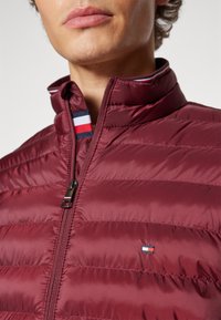 Tommy Hilfiger PACKABLE - Jachetă subțire - deep rouge