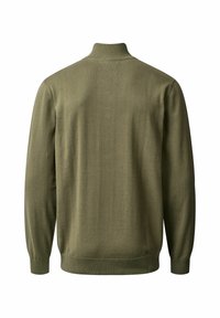 Jersey de color verde oliva con cuello alto, mangas largas, puños y cinturilla acanalados. La textura es suave y ligeramente elástica.