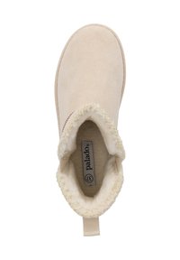 Botín beige hasta el tobillo con un forro interior suave, similar a piel de piel. Presenta un exterior texturizado y una lengüeta para facilitar su puesta. Nombre de la marca visible en el interior.