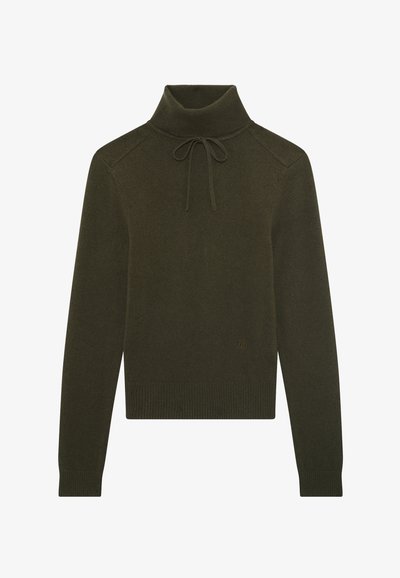 Jersey de punto verde oscuro con cuello alto y lazo ajustable. Presenta puños y dobladillo de canalé, con un logo sutil en la parte delantera.