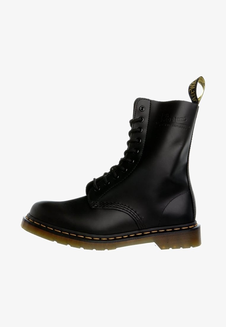 Botte noire en cuir à lacets avec coutures renforcées, tige haute, languette de tirage jaune marquée, et semelle marron contrastante.