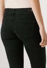 Pepe Jeans SOHO - Testhezálló fazon - black denim