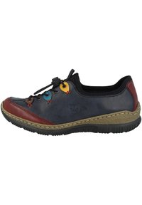 Scarpa di pelle in navy con accenti rossi e marroni, caratterizzata da lacci colorati e una suola testurizzata; include un trim decorativo intrecciato.