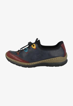 Chaussure en cuir bleu marine avec des accents rouges et bruns, dotée d'œillets colorés et d'une semelle texturée ; comprend un bord décoratif en tresse.