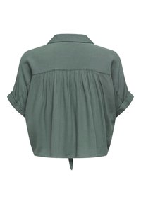 Blouse courte à manches courtes vert atténué avec empiècement dos froncé, poignets roulés, détail de col et tissu texturé.