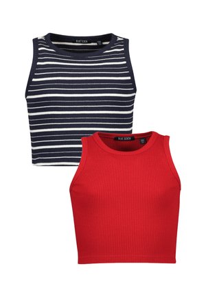 Deux crop tops sans manches à côtes, l'un bleu marine avec des rayures horizontales blanches, l'autre rouge uni, tous deux avec des encolures rondes.