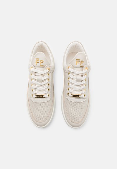 Weiße Sneaker mit perforiertem Stoff und glatten Lederakzenten. Ausgestattet mit goldfarbenen Hardware-Details und flachen Schnürsenkeln sowie einem gepolsterten Schaft.