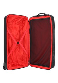 Czarna, twarda walizka z czerwonym wnętrzem, wyposażona w siatkową kieszeń i elastyczne paski do mocowania zawartości. Zamek błyskawiczny po jednej stronie.