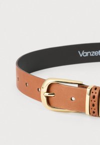 Καφέ δερμάτινη ζώνη με γυαλιστερή χρυσή αγκράφα, διαθέτει τρύπες κατά μήκος του λουριού και μαύρη εσωτερική επένδυση με το λογότυπο "Vanzet".