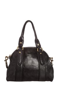 Czarna skórzana torebka o zaokrąglonym kształcie, z podwójnymi uchwytami i akcentami z złotego metalu. Posiada pionowe przeszycia dodające tekstury.