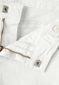 Pantaloni di denim bianchi con chiusura a zip argentata e bottone in metallo. La zip presenta un tirante in bronzo e dettagli cuciti attorno alla vita.