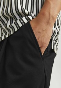Jack & Jones WIDE FIT - Shorts - black