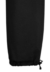 Schwarze, leichte Jogginghosen mit einem elastischen Bund und gerafftem Saum. Der Stoff wirkt glatt mit einem feinen Glanz.