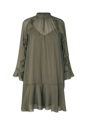 Olivzaļā, vieglā kleita ar augstu apkakli, volānu piedurknēm un daudzlīmeņu apakšmalu. Izgatavota no caurspīdīgas, gludas tekstūras auduma.