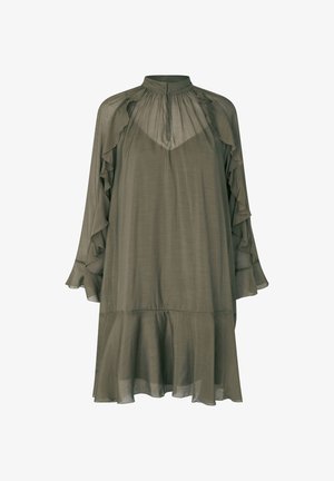 Olivzaļā, vieglā kleita ar augstu apkakli, volānu piedurknēm un daudzlīmeņu apakšmalu. Izgatavota no caurspīdīgas, gludas tekstūras auduma.