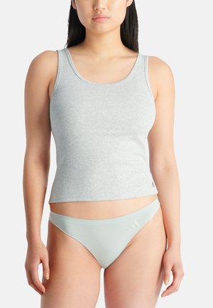 Grijze geribbelde tanktop met brede banden, gecombineerd met lichtblauwe stretch bikini-broekjes met een subtiele logoprint. Soepele stoftextuur.