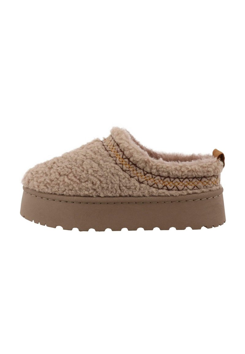 Beige slof met een fluffy, gestructureerde bovenmateriaal en een bruine rubberen zool. Inclusief een decoratieve stiknaad en een kleine hieltab.