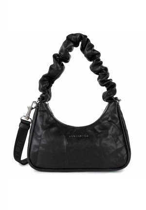 Borsa a tracolla in pelle nera con manico arricciato, caratterizzata da una forma curva, zip argentata e logo impresso sul davanti.