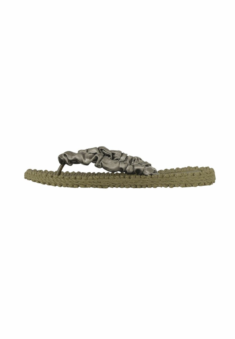 Chanclas verde oliva con base trenzada, que presentan una correa metálica con volantes. Suela texturizada para mayor agarre y comodidad.