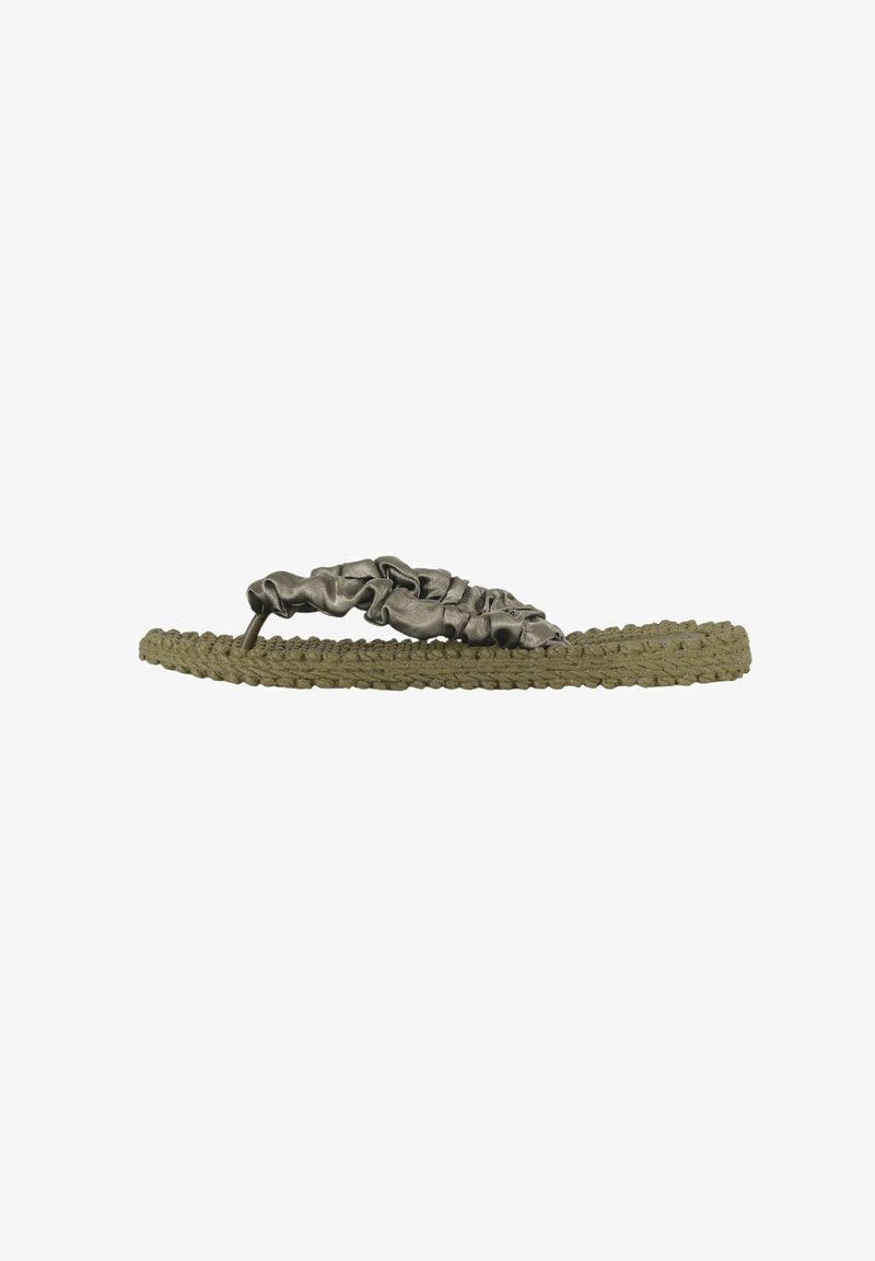 Olijfgroene flip-flop met een gevlochten basis, voorzien van een geplooide metallische band. Geprofileerde zool voor grip en comfort.