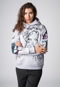 Hoodie: lichtgrijs, gemengd katoen, met een cartoonbeer en handgeschreven ontwerpen in zwart, paars en groen. Lange mouwen, voorzak, capuchon met trekkoord.