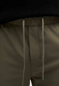 lululemon ABC WARPSTREME™ SLIM PULL-ON - Donji dijelovi trenirke - army green