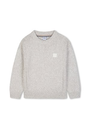 Pull en maille gris clair à manches longues, poignets et ourlet côtelés, col rond et petit écusson carré sur la poitrine.