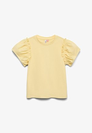 Zacht geel shirt met korte mouwen met geplooide pofmouwen en een ronde hals, plat gelegd tegen een witte achtergrond.
