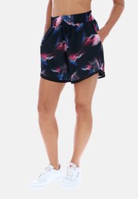 Pantalones cortos deportivos negros con un patrón abstracto colorido en rosa y azul. Cuentan con una cinturilla elástica y bolsillos laterales.