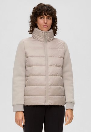 Helle beigefarbene gepolsterte Jacke mit hohem Kragen, Reißverschluss und kontrastierenden grauen Ärmeln. Weicher Stoff mit horizontalem Steppmuster.