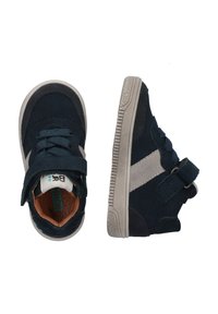 Marineblauwe hoge sneakers gemaakt van suede en stof, met een grijze zijstreep, vetersluiting en klittenbandsluiting. Rubberen zool met textuur zichtbaar.