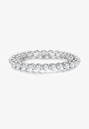 Balto aukso žiedas su nenutrūkstama blizgančių apvalių skaidrių brangakmenių eile, įterptas į tekstūruotą juostelę su apskritais akcentais.