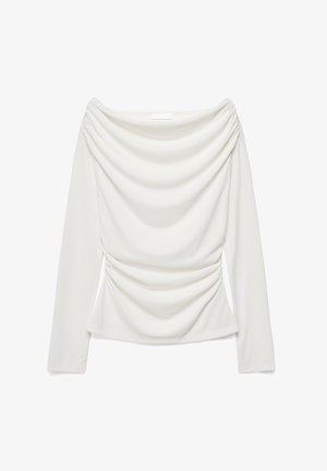 Blusa blanca de manga larga con escote drapeado y sutil fruncido en los hombros y la cintura, mostrada extendida sobre un fondo blanco.