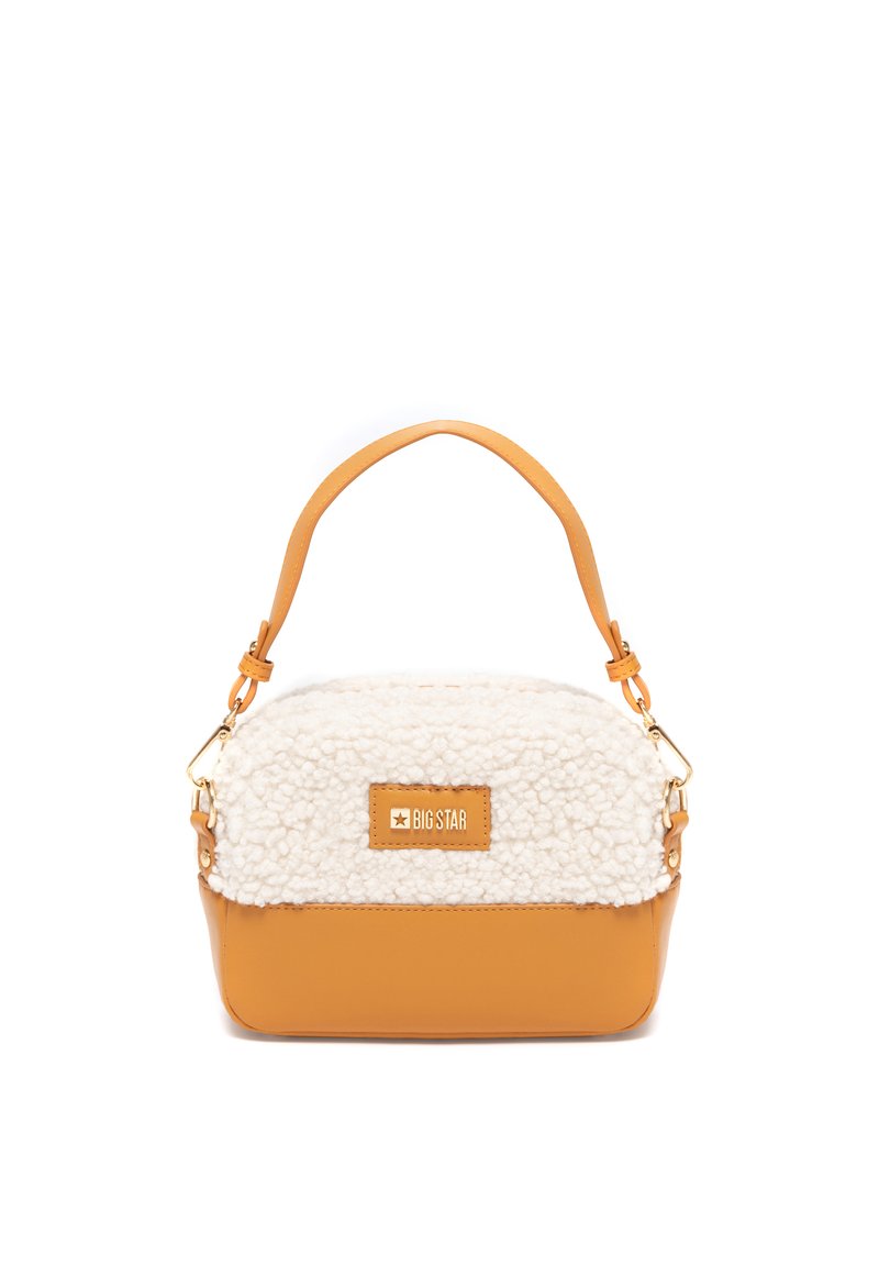 Skórzana torebka w kolorze tan z puszystym białym futerkiem na górze, o prostokątnym kształcie, regulowanym pasku i złotej naszywce z logo.