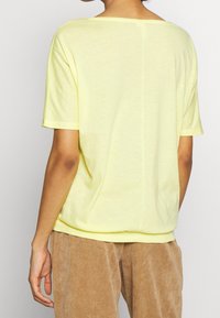 QS T-shirt basic - light yellow